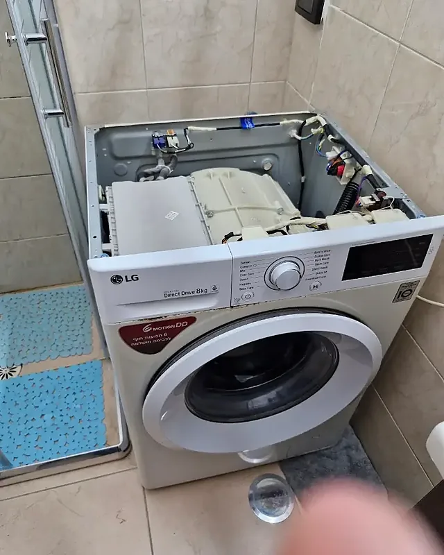 Стиральная машина LG Direct Drive со снятой верхней крышкой, виден бак и проводка